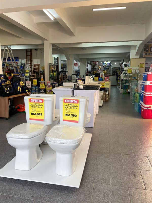 Área de louças da loja, com vasos sanitários em exposição